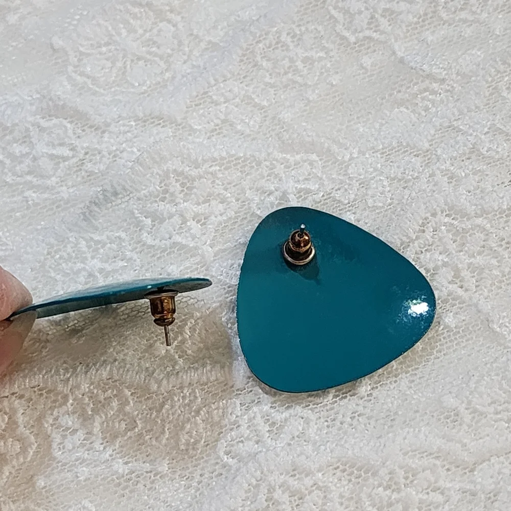 N/A turquoise colored